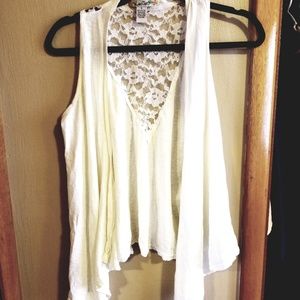 Creamed color sleeveless Crochet cardigan